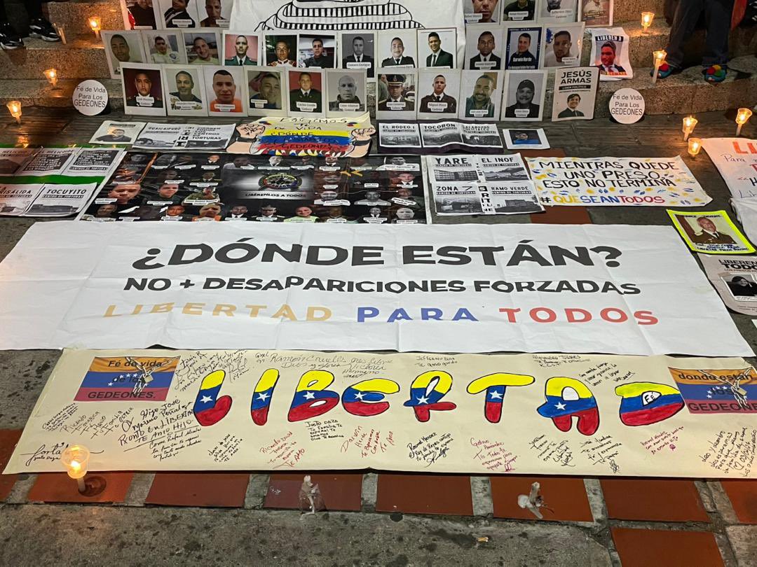 AHORA: Ya son 28 noches consecutivas de vigilia frente al centro de torturas El Helicoide exigiendo la liberación de todos los presos políticos.