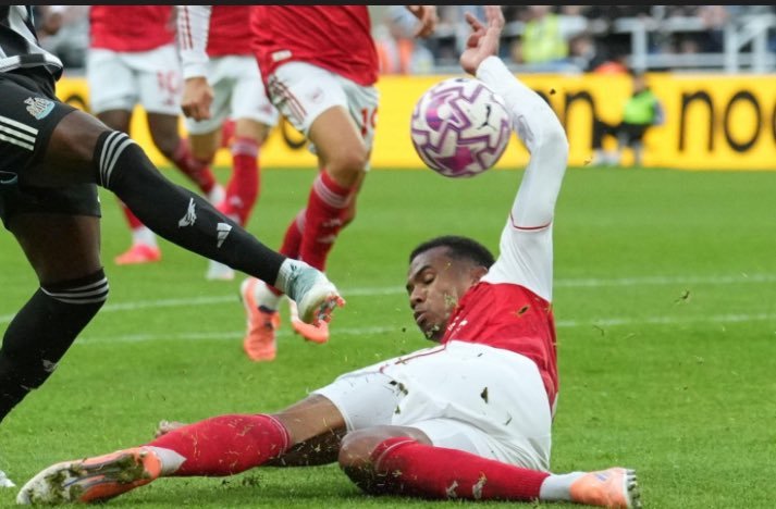 Fneaky2's tweet photo. 👀 Em Portugal não se pode proteger a cara.

Penalti no tugão vs Não é penalti na melhor liga do mundo (Premier League) https://t.co/yp3gpRU4aD