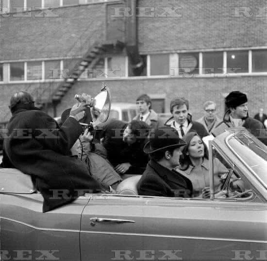 TimeLordDrew61's tweet photo. Behind the scenes photos from The Avengers Series 6 Story The Forget Me Knot by Brian Clemens. Directed by James Hill. #PatrickMacnee #DianaRigg #LindaThorson #PatrickNewell #PatrickKavanagh #JeremyYoung #AlanLake #JeremyBurnham #TheAvengers https://t.co/3wfDMuTjJD