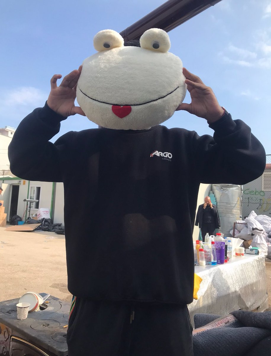 3 yıl önce hiç görmediğimiz hiç bilmediğimiz Kırıkhan’da ayakta kalmış basketbol sahasında BİR olduk, Hatay’ın içinde İzmir mahallesiydik