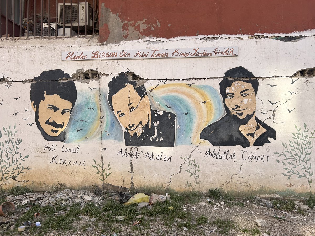 bir sabah güneş doğar
sevgiden tuğlalarla yeniden kurarız bu kenti