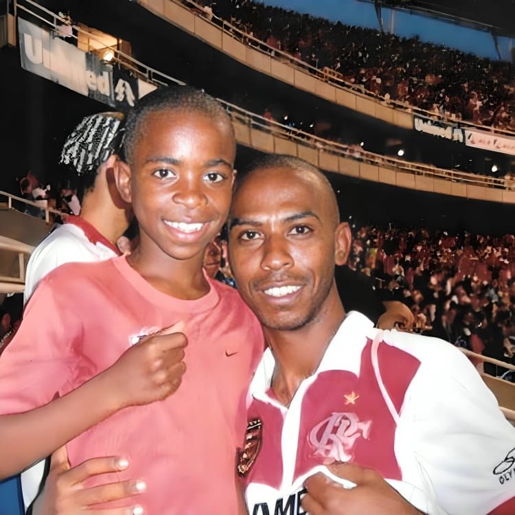 CuriosidadesBRL's tweet image. O pequeno Vinícius Jr. e seu pai assistindo um jogo do Flamengo.