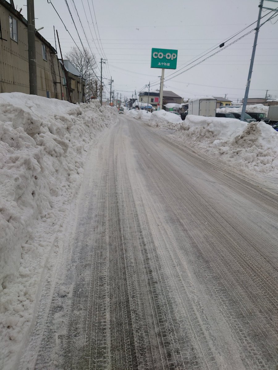 aomori_king's tweet photo. 三内方面〜生協辺りまで除雪されてます🙋道幅狭いけど・・
その先はヤバそー😵
一応避難場所的なかんじで営業します🙇
11:00-16:00
運転の方、お気をつけ下さい🙇🙇🙇 https://t.co/lItcY7ry7K