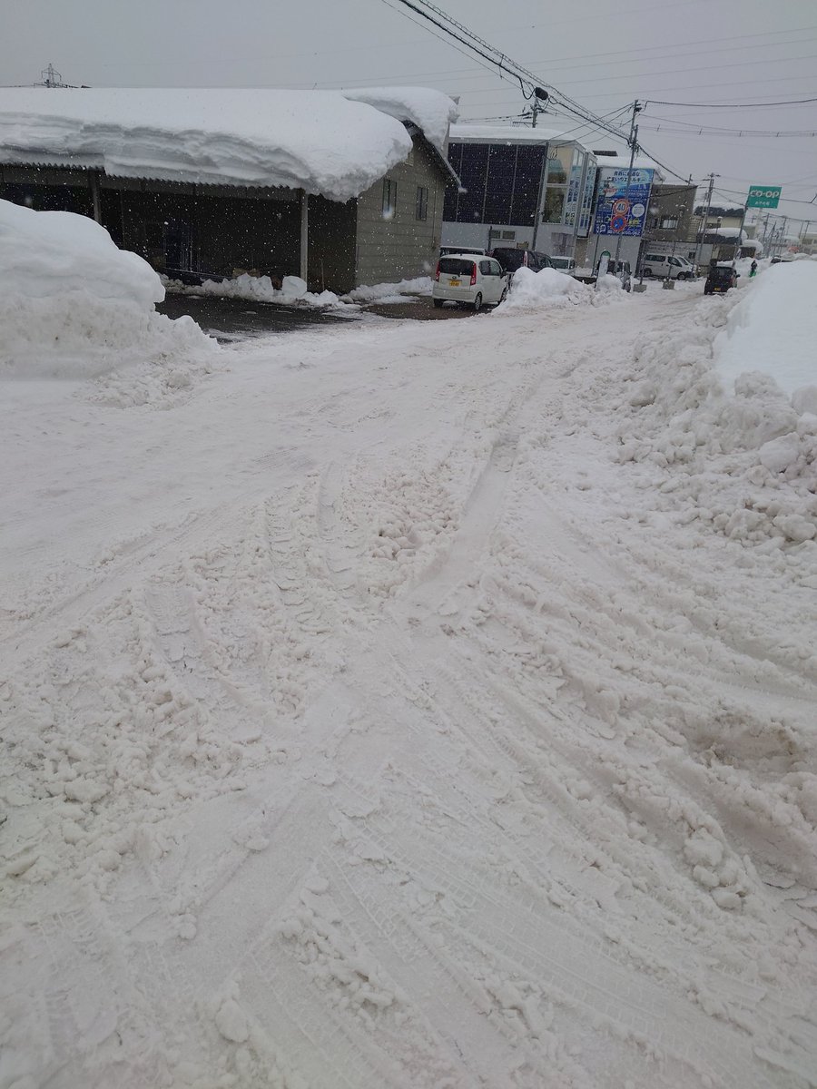 aomori_king's tweet photo. 三内方面〜生協辺りまで除雪されてます🙋道幅狭いけど・・
その先はヤバそー😵
一応避難場所的なかんじで営業します🙇
11:00-16:00
運転の方、お気をつけ下さい🙇🙇🙇 https://t.co/lItcY7ry7K