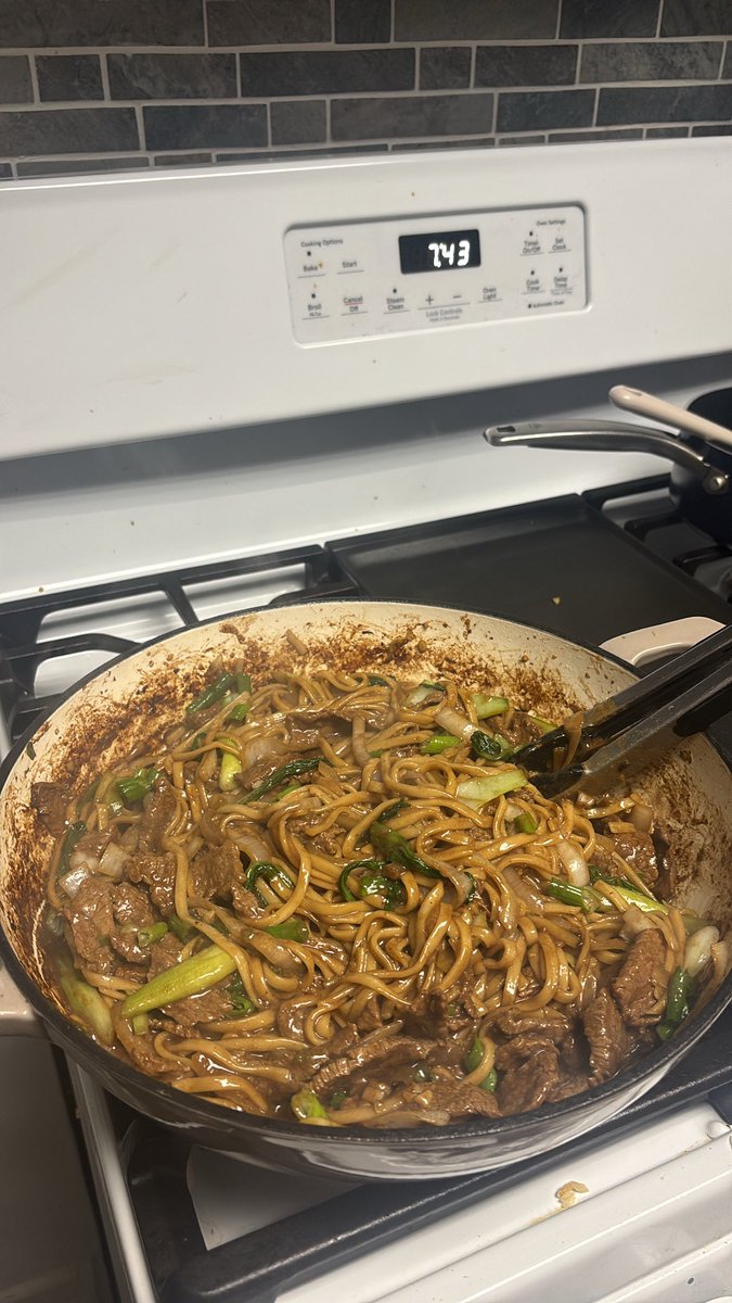 marialv018's tweet photo. anyway here’s some stuff I made for dinner in January as a normal person with a full time job and insane executive dysfunction https://t.co/aiUlMOZnK4