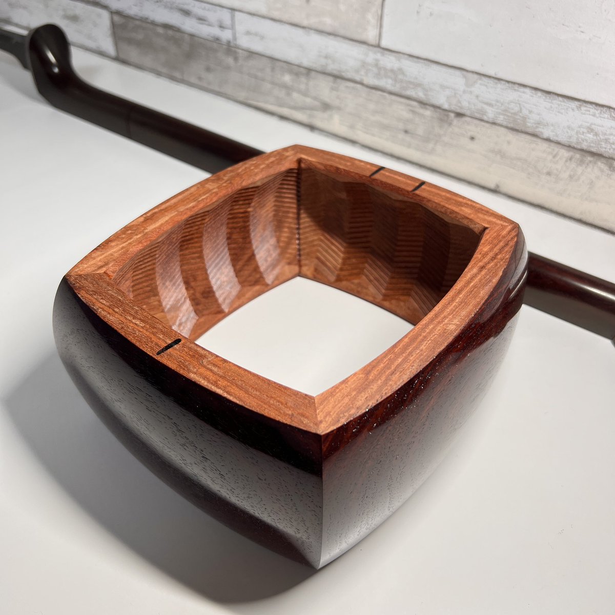 綾杉彫りが施された三味線の胴。 ホゾ金が仕込まれている棹には、この