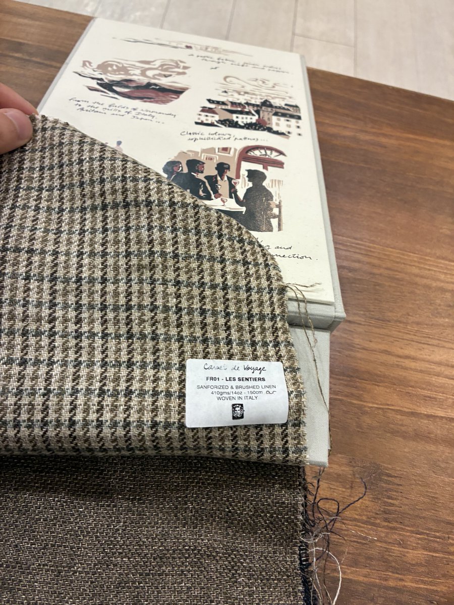 メゾンエラールのCarnet De Voyage というコレクション 。

ツイードっぽいリネン、といった印象で、私には激刺さりでした。
410gと重いですが、フレンチリネンで柔らかいです。

私はピンクのラインが入ったやつを買いました。

mr-linen.com/maison-hellard…
