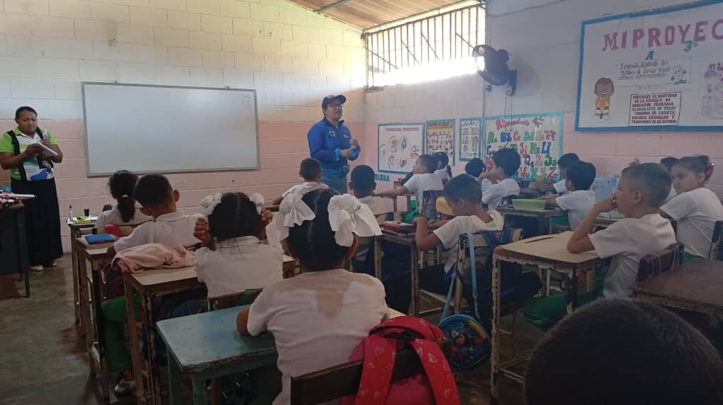 SUNAD_Apure's tweet photo. 📋 #eldiadehoy Funcionarios de la @sna_apure abordaron distintas instituciones educativas para realizar encuentro de saberes con alumnos de educación primaria. Durante la actividad se brindan herramientas que permiten aumentar los factores de prevención en sus vidas. https://t.co/a7rH4z3ryp