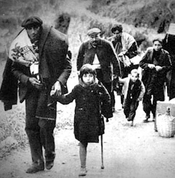 Una nit de lluna plena
Tramuntàrem la carena, 
lentament, sense dir res... 
Si la lluna feia el ple, 
també el feu la nostra pena. 
#CorrandesDexili
Coll d'Ares, camí de la retirada, febrer del 1939.
Pare, no els perdonis, que saben què fan.
#VladimirJankélévitch.