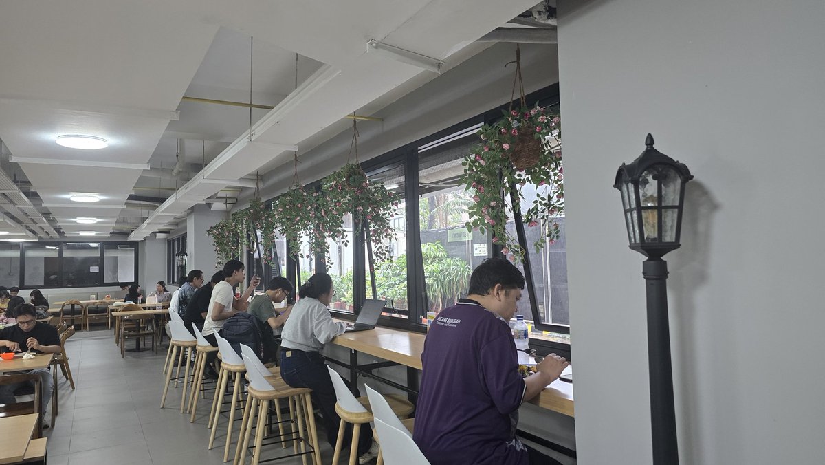 Hi Besties,

Hujan gerimis di BINUS @Kemanggisan 🌧🌧
Bagi yang belum makan siang, yukkk merapat ke FoodPark BINUS Anggrek 🍴🍝🍲🍜