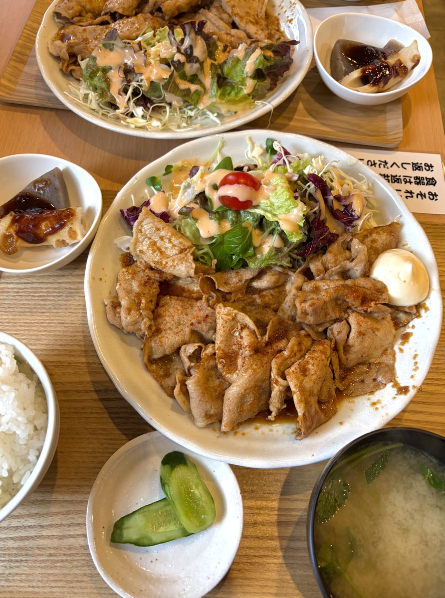 遅めのランチはしょうが焼き定食🍚