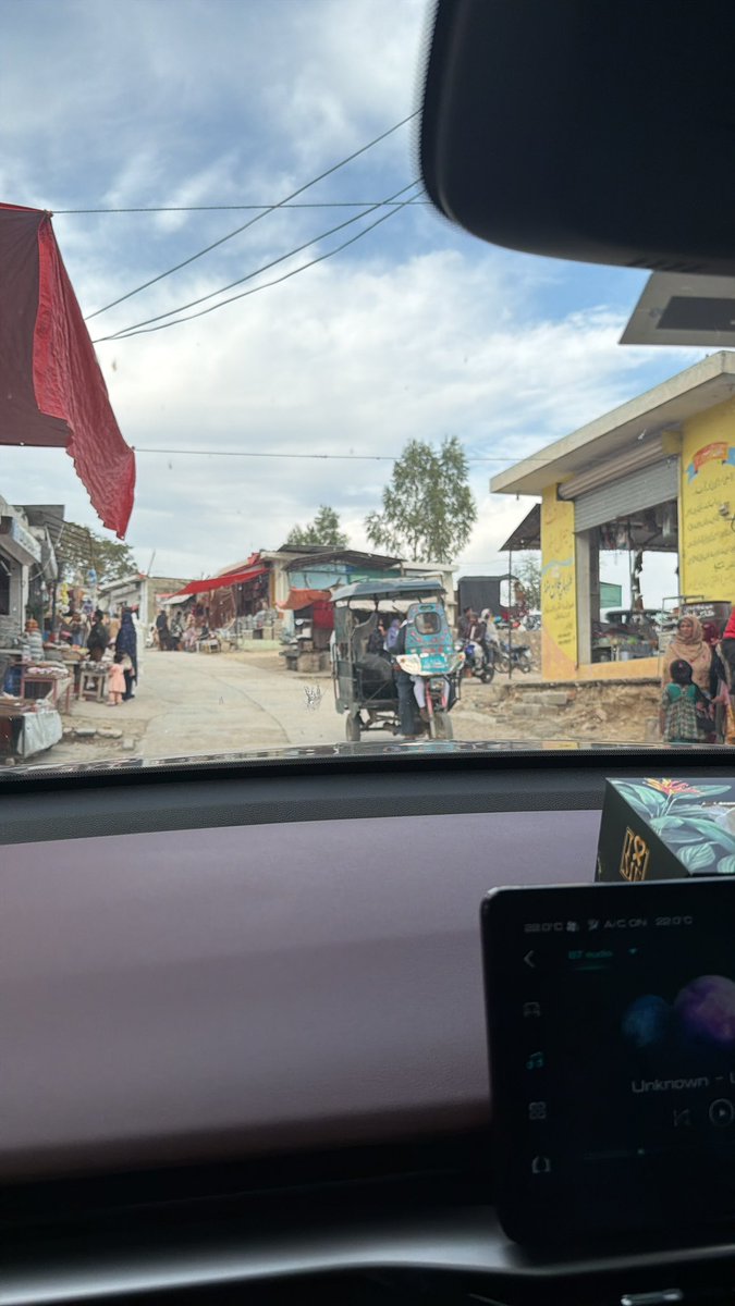 mrehantahir's tweet image. Pakistan’s poverty picture is worrying.
Latest estimates show around 25.3 % of Pakistanis live below the national poverty line, reversing earlier gains. #PovertyInPakistan #EconomicJustice #SDGs 🇵🇰📊