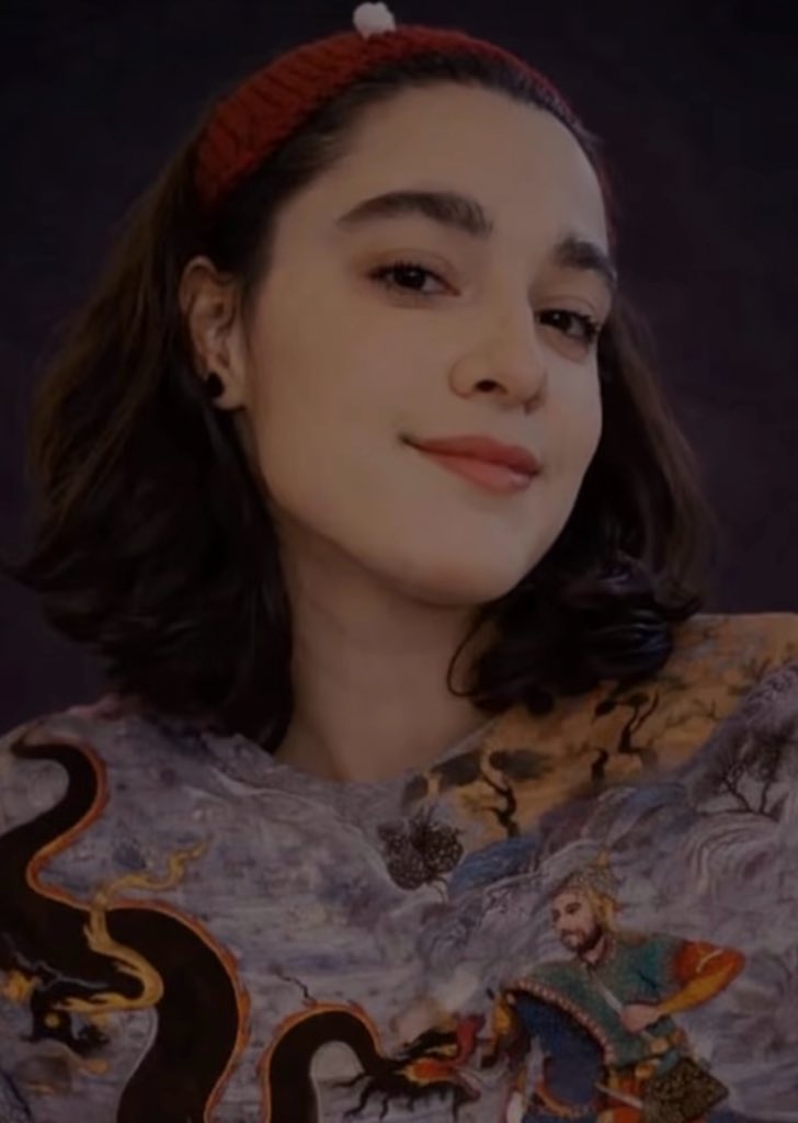 فرزند ایران جانفدای میهن
دختری ۲۰ ساله که در بهزیستی بزرگ شد 
و با تمام سختی های زندگی جنگید.
در تاریخ ۱۹ دی ماه خودشو سپر بلای یک پسر نوجوون کرد.  
#ستایش_شفیعی