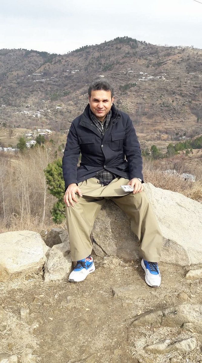 خشک سردیوں میں آبائی گاؤں کا اپنا رنگ ہوتا ہے۔ یہ تصاویر بچہ بانڈی اور رینس کے درمیان بانڈیاں سے اوپر ایک 
مقام کی ہے۔ پس منظر میں بچہ بانڈی ، ملو بانڈی ، سیری اور کروڑی کے گاؤں کے کچھ علاقے دیکھے جا سکتے ہیں۔ کاؤ ڈوگہ میری دادی کا آبائی گھر ہے اور بیک میر نانی کا آبائی گھر۔ ایک