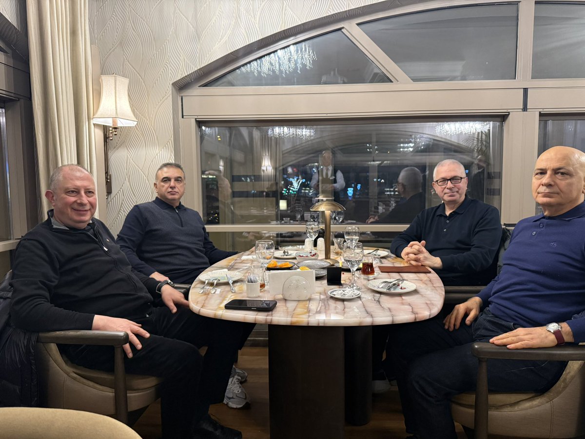 drsinanibis's tweet photo. 🍽️ Bir sofrada buluşmak, sadece yemek yemek değildir. Kardeşler ve kardeş kadar yakın dostlarla kurulan sofralar;
🤍 bağları güçlendirir,
🗣️ konuşulamayanları konuşturur,
😂 kahkahayı çoğaltır,
🫶 kalpleri birbirine yaklaştırır. https://t.co/IA8Vdt366n