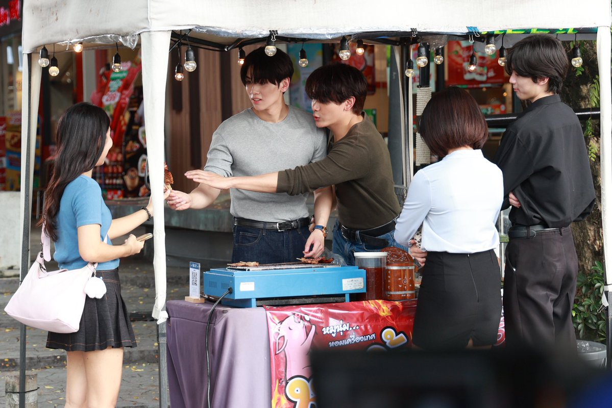 DareYouToDeath's tweet image. สน.นี้พ่อค้าหล่อ…บอกต่อจ้า

#DareYouToDeathEP7
[PHOTO BEHIND THE SCENES]