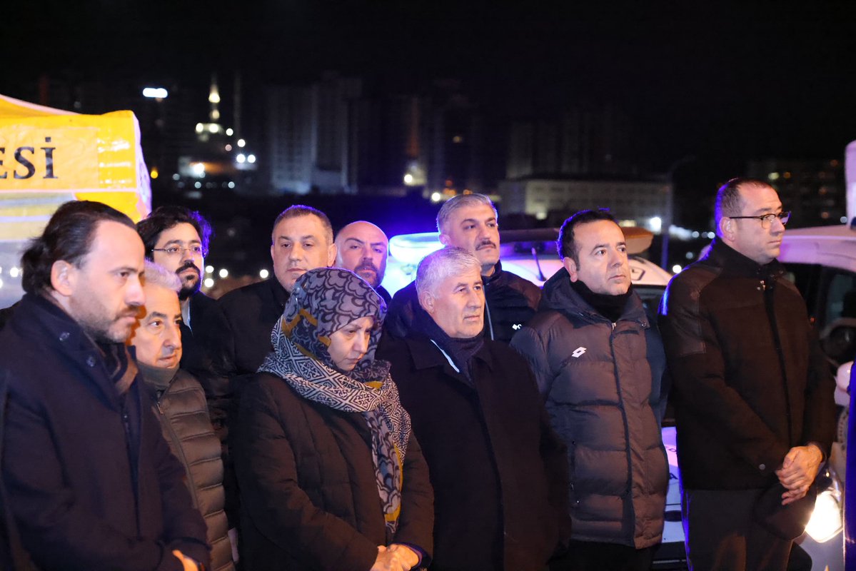 6 Şubat Deprem Şehitlerini Anma Programımızı, depremde yıkılan Ayşe–Mehmet Polat Sitesi önünde dualar ve derin bir hüzünle gerçekleştirdik.

İl Başkanımız Sayın Fatih Muhaddis Fedaioğlu, GBB Başkanımız Sayın Fatma Şahin, Şehitkamil Belediye Başkanımız Sayın Umut Yılmaz, İl ve