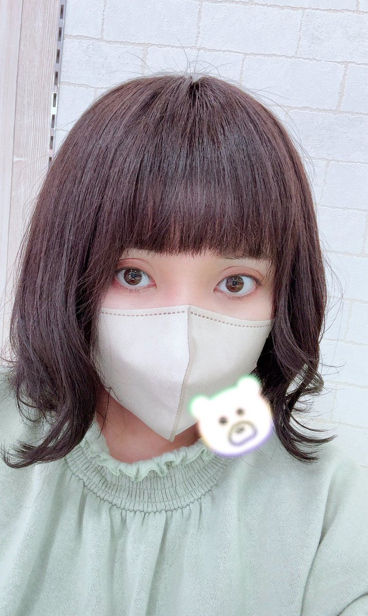 LinRenR's tweet image. 久々に黒髪にしたくなったんだけど、いつもお世話になってる美容師のお兄さんに「黒染めって痛むし入れちゃうと明るくできないから！ハート🫀が黒！って決まるまでアッシュ系入れて様子見ましょ！！！」て説得してくれたからお兄さんにお任せにしてみた👍
この色も好き🥺✨着物いっぱい着よ！