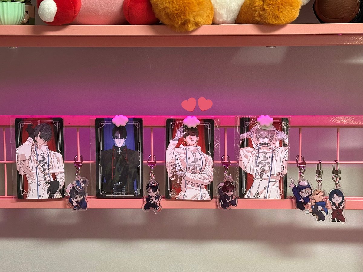 riccotta_cheeze's tweet photo. 굿즈 정리 대충하고 타대오 존만 따로 컴터 옆에 만들었는데 넘 예쁨ㅠㅠ https://t.co/FVa61efAi7
