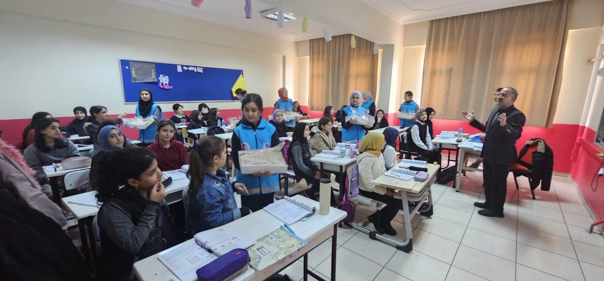 Çevreme Duyarlıyım Değerlerime Sahip Çıkıyorum Projesi Kapsamında, Berat Kandilinin Manevî İkliminde Öğrencilere Lokum İkramında Bulunarak Berat Kandilinin Öneminden Bahsedildi.
<a href="/kayapinarmem/">Kayapınar İlçe Millî Eğitim Müdürlüğü</a> 
<a href="/Diyarbakirmem/">Diyarbakır İl Millî Eğitim Müdürlüğü</a> 
<a href="/meb_dinogretimi/">MEB Din Öğretimi Genel Müdürlüğü</a>