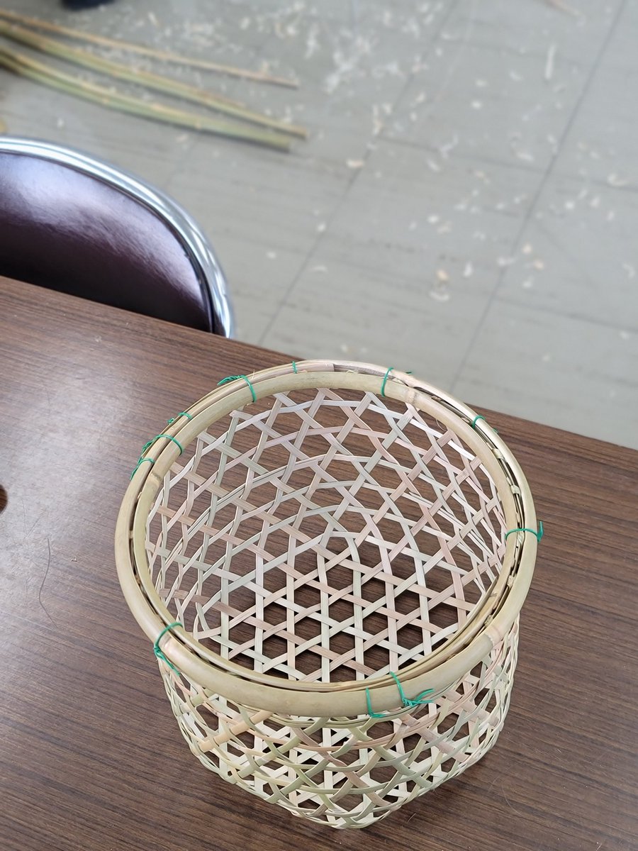 kago_toshi's tweet photo. 昨日は竹細工教室でした。
竹を採取してヒゴを仕立て、みなさんかご作りに入りました。素晴らしい。
自ら山に入り採取した竹で作るものづくりは格別です。

#北海道 #竹細工 #手仕事のある暮らし https://t.co/3X2YF7enRn