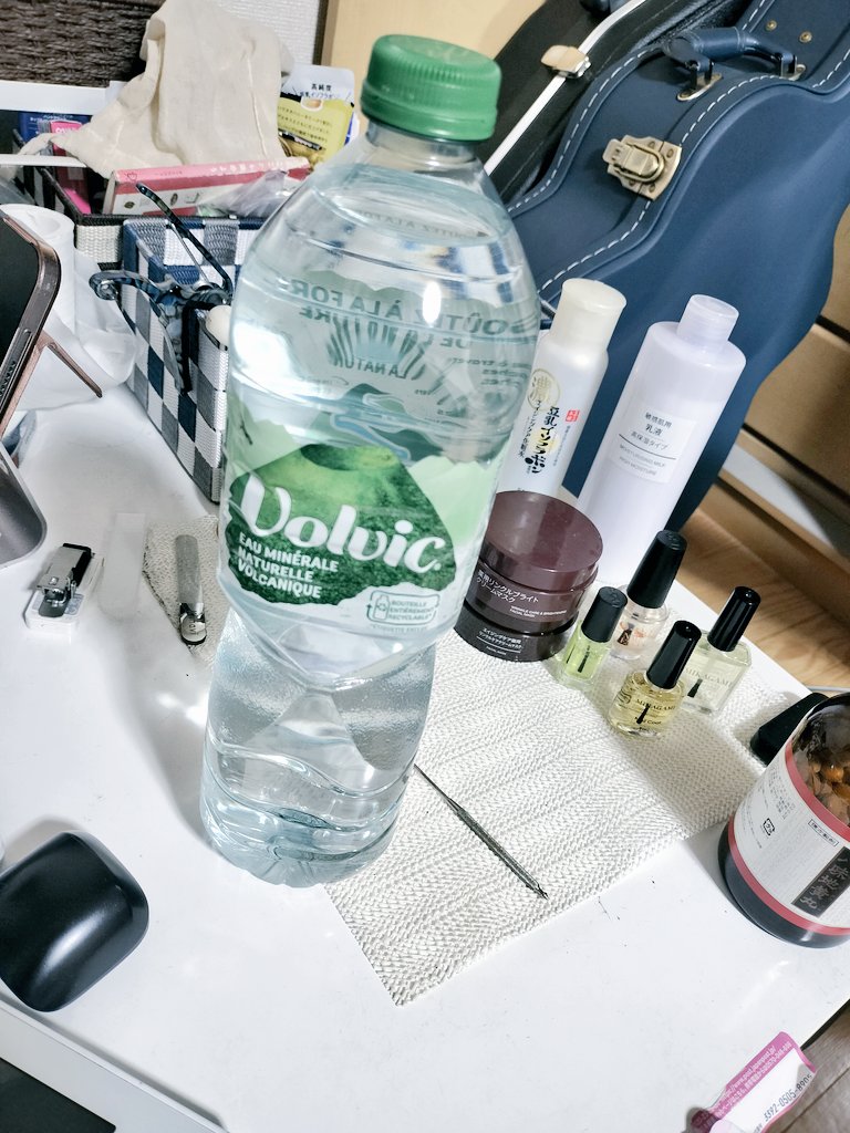 kazukuntm213's tweet photo. この前ドラッグストア行った時に「そういえばボルビック好きやったのに最近見いひんな」って思って調べたら、もう日本で販売してないみたいやったから、休日はいい水飲んだれって思ってネットで買ってみた💧やっぱ美味い😋
#ボルビック
#Volvic https://t.co/9bj863rWDC