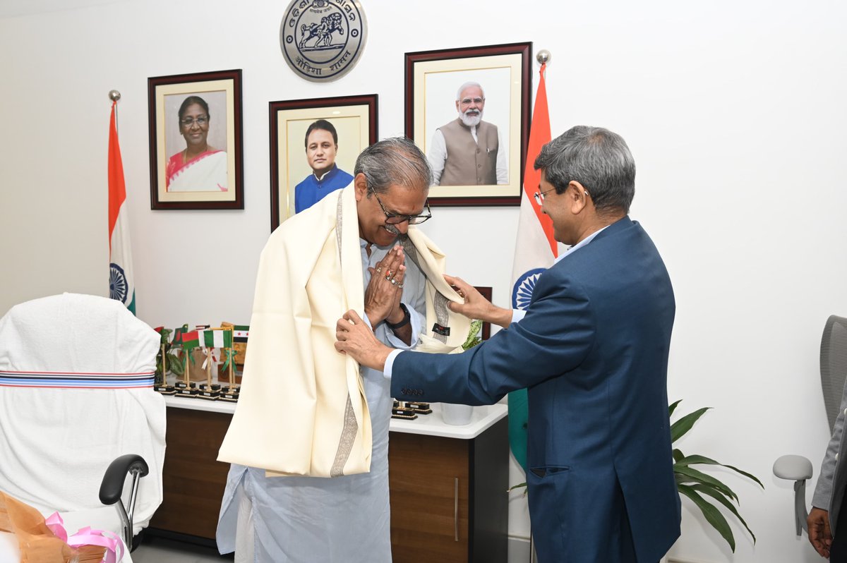 KVSinghDeo1's tweet image. Engaged in a constructive meeting with Shri Gurdeep Singh, CMD of NTPC, at Lok Seva Bhawan today.

@EnergyOdisha 
@ntpclimited

⚡🌱 #OdishaEnergy #SustainableGrowth #NTPC #LokSevaBhawan #OdishaProgress