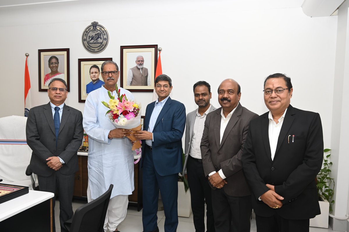 KVSinghDeo1's tweet image. Engaged in a constructive meeting with Shri Gurdeep Singh, CMD of NTPC, at Lok Seva Bhawan today.

@EnergyOdisha 
@ntpclimited

⚡🌱 #OdishaEnergy #SustainableGrowth #NTPC #LokSevaBhawan #OdishaProgress