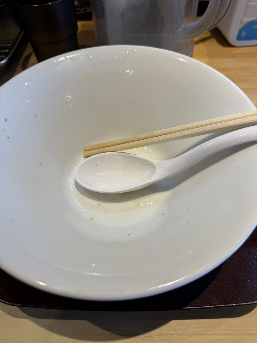 らぁ麺おかむら^_^
限定麺『内麦細麺と生姜とほぐし豚』+煮卵（PP）😋
お久しぶりのおかむらさん😜
着丼から生姜の香り👍
豚､鶏､煮干に生姜強めの美味しい塩ｽｰﾌﾟに国内産小麦の細麺😍
ﾎﾛﾎﾛのほぐし豚､薫香ﾁｬｰｼｭｰも👍
ﾊﾞﾗ海苔がまたいい仕事👌
煮卵🙏🏻
ごちそうさまでした♪