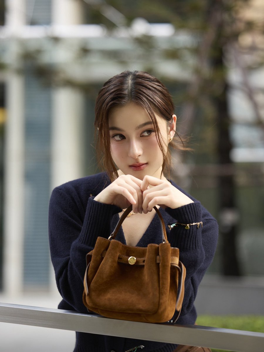 คล่องตัวสุด! เสิร์ฟภาพสาว #พรีมชนิกานต์ อวดลุคสวยพร้อมด้วยกระเป๋า Tory Burch ใบสวยจาก  Romy Collection อย่าง Romy Small Shoulder Bag สี Light Cream และ Romy Suede Mini Bucket Bag พร้อมให้สาว ๆ ได้ใช้ตามในชีวิตประจำวันแบบตอบโจทย์ทุกไลฟ์สไตล์ 💚

#primiily
#ToryBurch #ToryBurchSS26