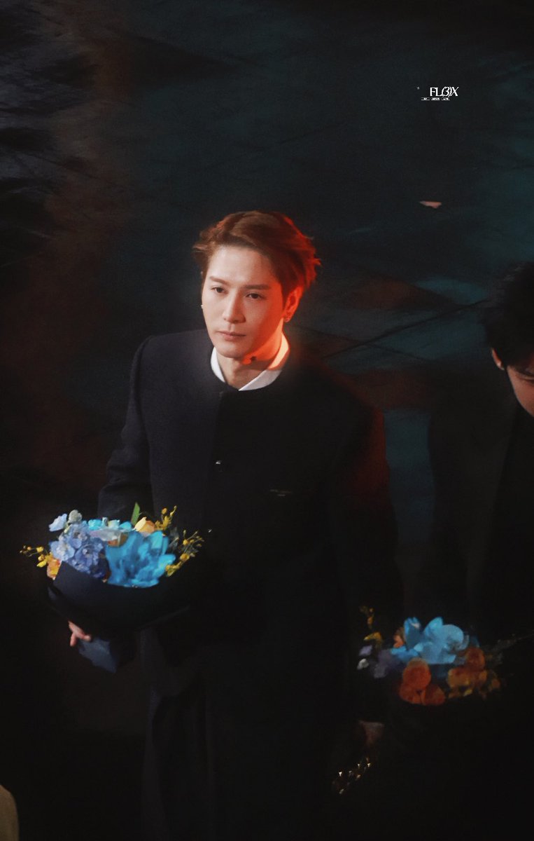 FL3X852- tweet media