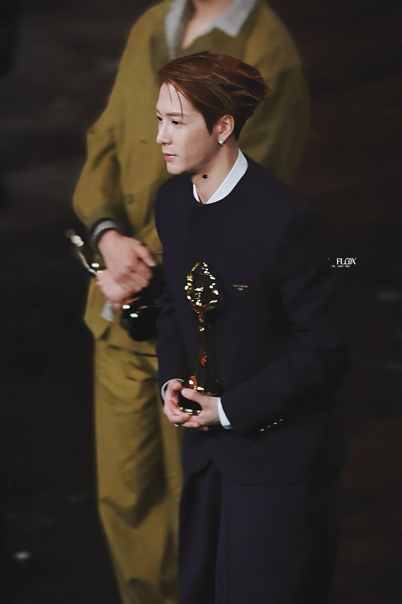 FL3X852- tweet media