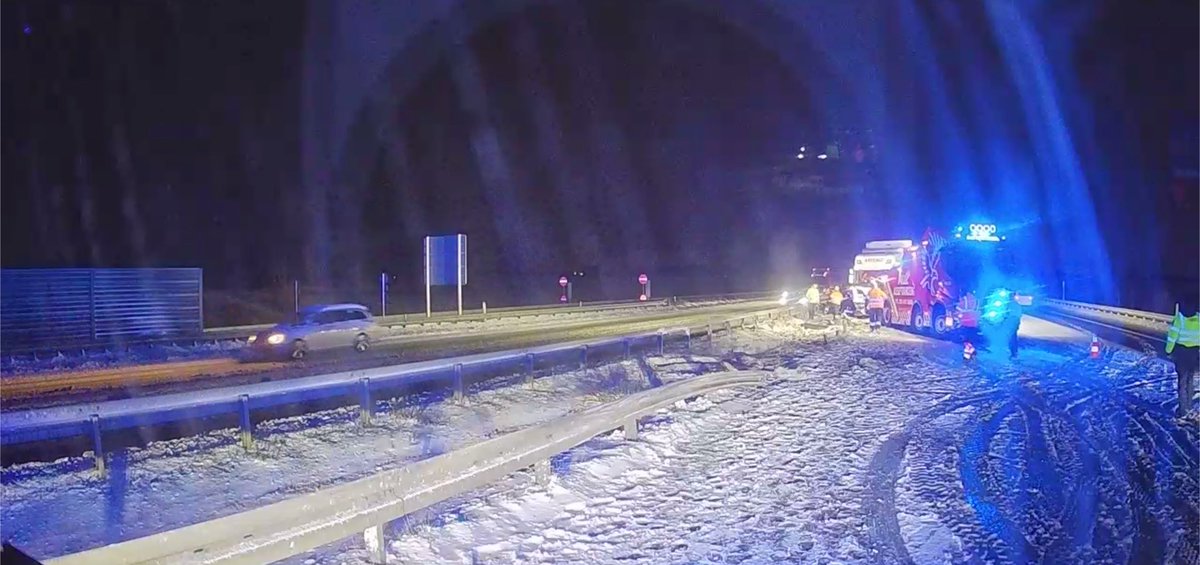 <a href="/TrekantBrand/">TrekantområdetsBrand</a> arbejder aktuelt på E20 østgående retning mod Odense, efter afkørsel 58a. Hvor en lastbil er forulykket i yderste vognbane mod autoværnet. 
Kør efter forholdene.