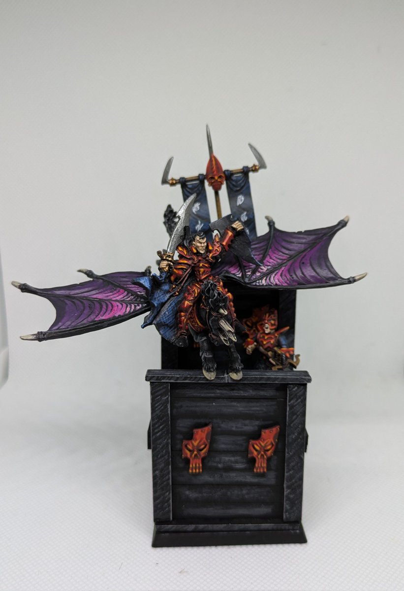 Duffman88mm's tweet photo. Después de darle unas cuantas vueltas: Noble Oscuro en Pegaso negro. Quería representar el momento en el que vuelta en picado desde el costado de un barco o una empalizada aprovechandola para apoyar la miniatura.

#Warhammer
#Warhammerfantasy
#Warhammercommunity
#ElfosOscuros https://t.co/R4ni5Ru548
