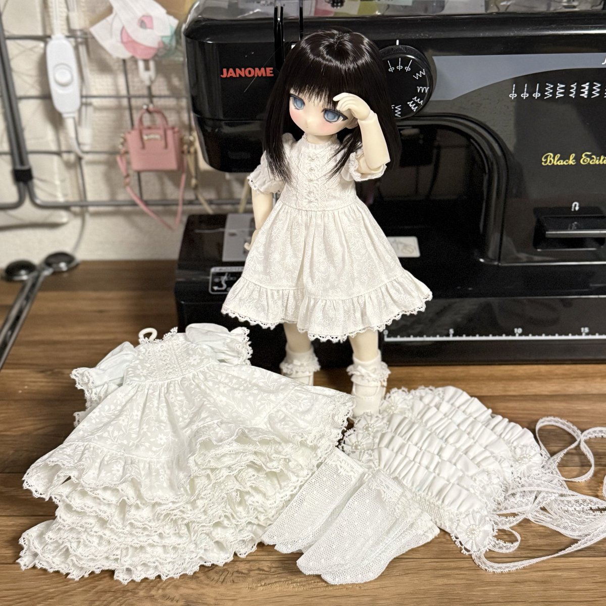 真っ白ワンピースセットは見本含めて６着
身頃原型はTinyFox新ボディで製図しました

３月のアイドールで委託販売の予定です

お洗濯するぞー！