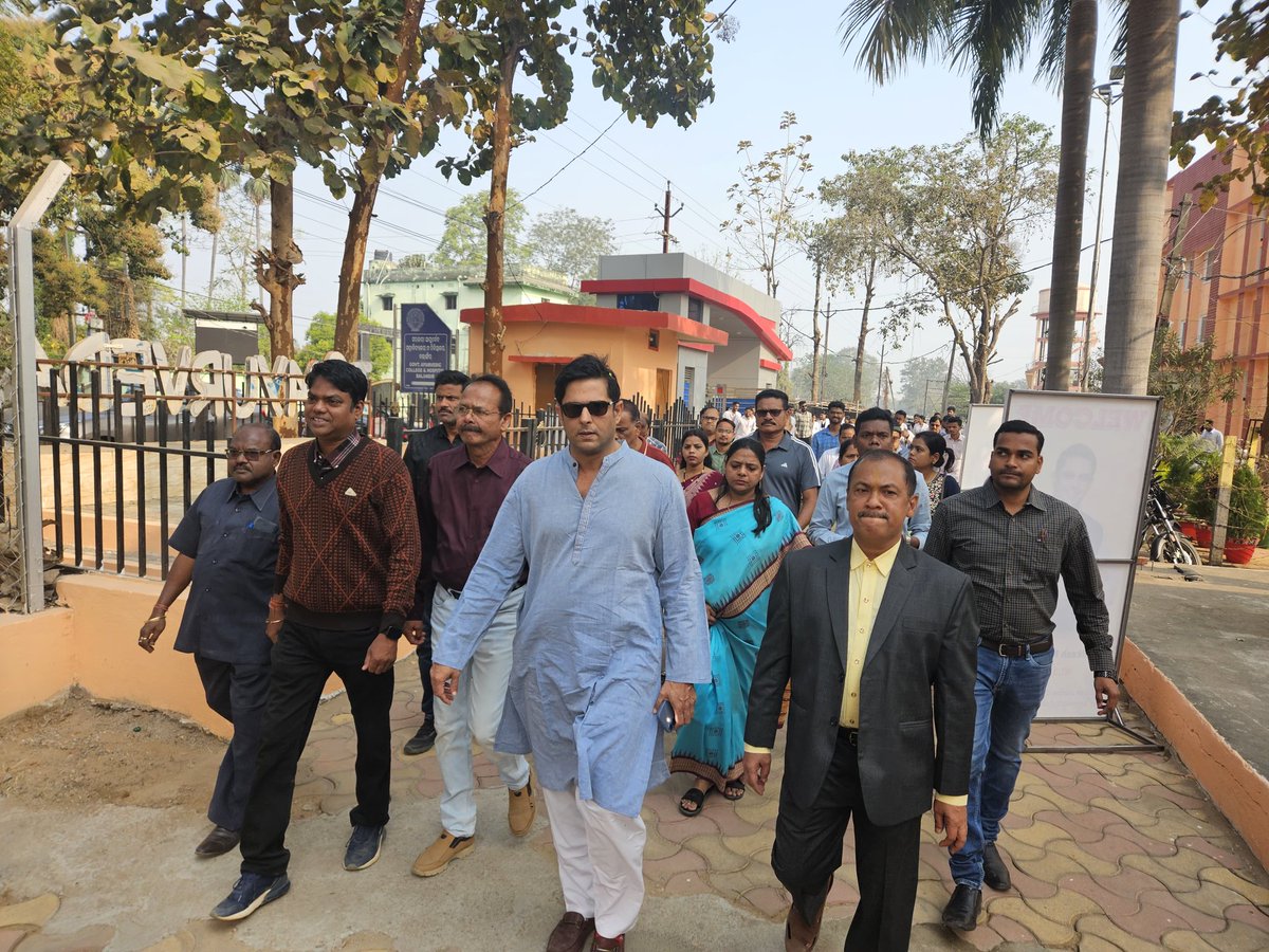 pkparua's tweet photo. ଆମର ବଲାଙ୍ଗିର ସରକାରୀ ଆୟର୍ବେଦିକ କଲେଜ ରେ ଚାଲିଥିବା ଗୋଲ୍ଡେନ ଯୁବିଲି ସେଲିବ୍ରେସନ  ରେ ଆଜି ଅନୁଷ୍ଠିତ ହେଉଥିବା ସ୍ୱାସ୍ଥ୍ୟ ଶିବିର ର ଶୁଭ ଉଦଘାଟନ ମାନ୍ୟବର ବଲାଙ୍ଗିର ବିଧାୟକ #ଶ୍ରୀଯୁକ୍ତ_କଳିକେଶ_ନାରାୟଣ_ସିଂହଦେଓ ଙ୍କ ଦ୍ଵାରା ହେଇଯାଇଛି 
@DeoKalikesh 

@Naveen_Odisha @bjd_odisha @BJDITCell https://t.co/PUe2zF4AUX