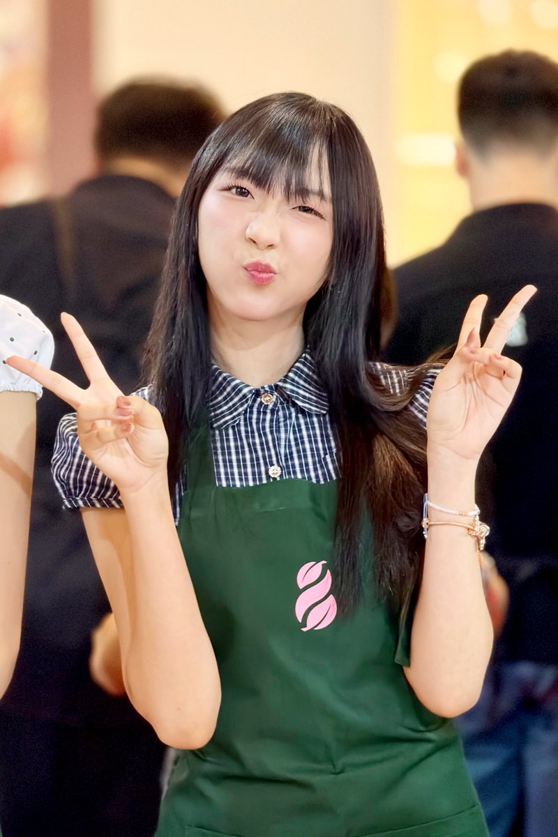 มาเติมชาเอม เอ้ย! ชาเขียวสักหน่อย 😬🍵 ... กุมภาได้เจอกันแล้ว
.
#EmmyBNK48 #BNK48