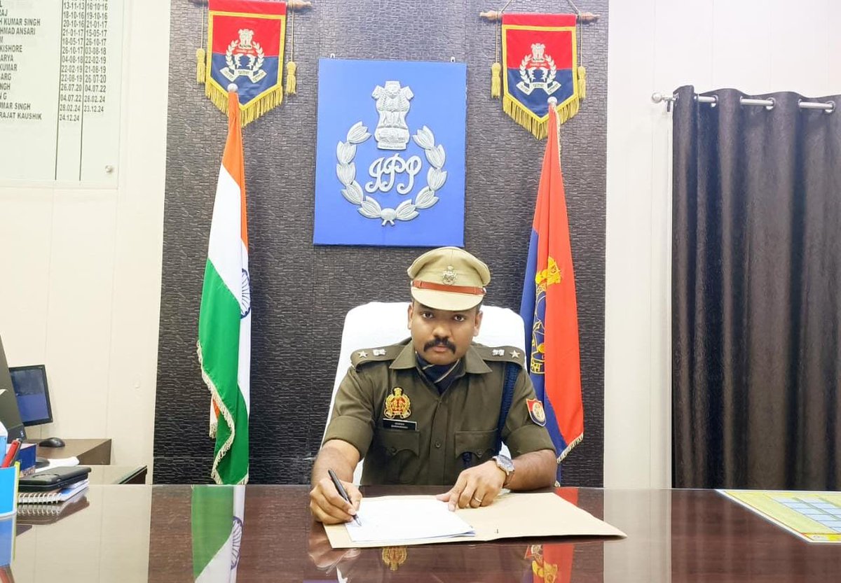सरवणन टी. महोदय ने जनपद #अमेठी के नवागंतुक पुलिस अधीक्षक के रूप में अपना कार्यभार ग्रहण किया। महोदय द्वारा जन-सुनवाई को प्रभावी बनाने और अपराध नियंत्रण पर विशेष जोर दिया गया। 👮‍♂️🚔
<a href="/amethipolice/">AMETHI POLICE</a> #NewSP #LawAndOrder #UPPolice <a href="/Uppolice/">UP POLICE</a> <a href="/adgzonelucknow/">ADG Zone Lucknow</a>