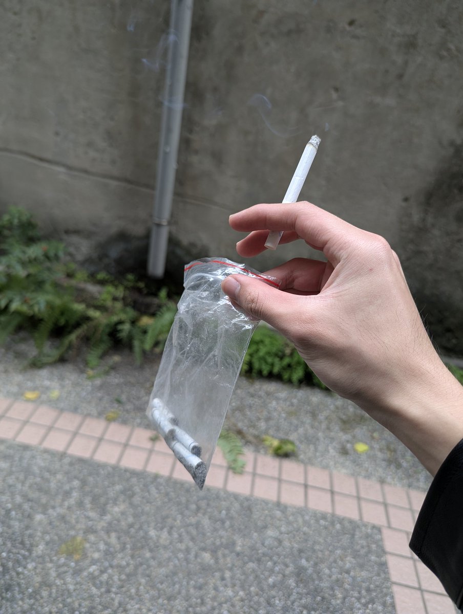 johnwon857523's tweet photo. 誰抽菸這麼有素質 自備菸袋丟 https://t.co/l8FRvCB3mz