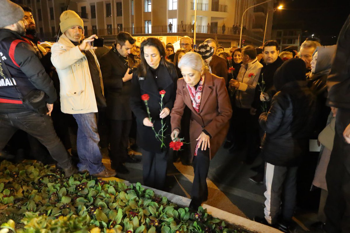 DBP_GenelMerkez's tweet photo. Eş Genel Başkanımız Çiğdem Kılıçgün Uçar'ın katılımıyla, Adıyaman'da üç yıl önce depremin olduğu saatte yitirdiğimiz canların mezarındaydık.

Yaşamını yitiren her bir yurttaşımızı bir kez daha  büyük bir saygıyla anıyoruz.

Nasıl ki depremin yaralarını hep birlikte dayanışmayla sarmaya çalıştıysak, depremden sonra sorumluluktan kaçanlardan hesabı da yine hep birlikte soracağız.