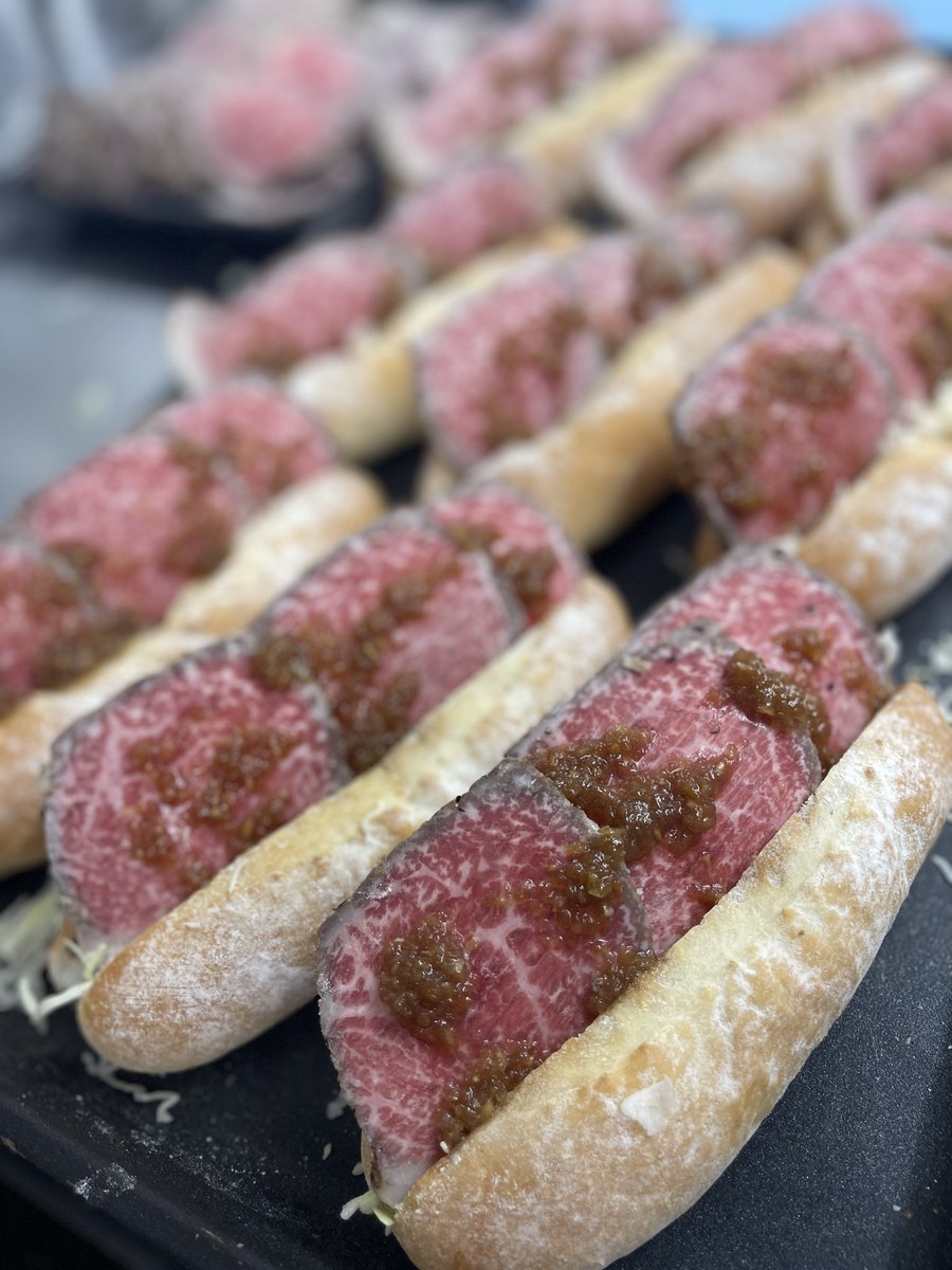 本日参加させていただくイベントにて軽食がほしいと依頼をいただき、ローストビーフサンドをご用意。