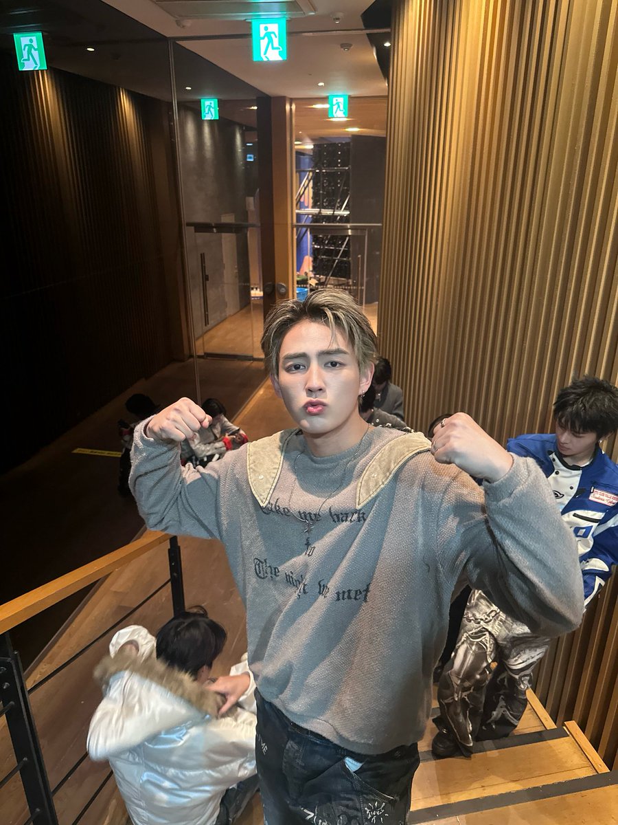 มาละ เมื่อคืน ป้อกกก 552525255 ภูมิใจมากๆๆ ทั้งตัวเองและเพื่อนๆ และพี่ๆทุกคนที่ทำให้ได้มาสเตจที่เฟี้ยวจัดขนาดนี้ ดูมาตั้งแต่เด็ก วันนี้ได้มาอยู่เวทีนี้แล้ว ได้ประสบการณ์อะไรเยอะมาก ได้ทำงานกับคนเก่งๆ ได้เจอศิลปินที่เราชอบ ประทับใจหลายๆอย่างมากจริงๆ และที่สำคัญขอบคุณ BEUS