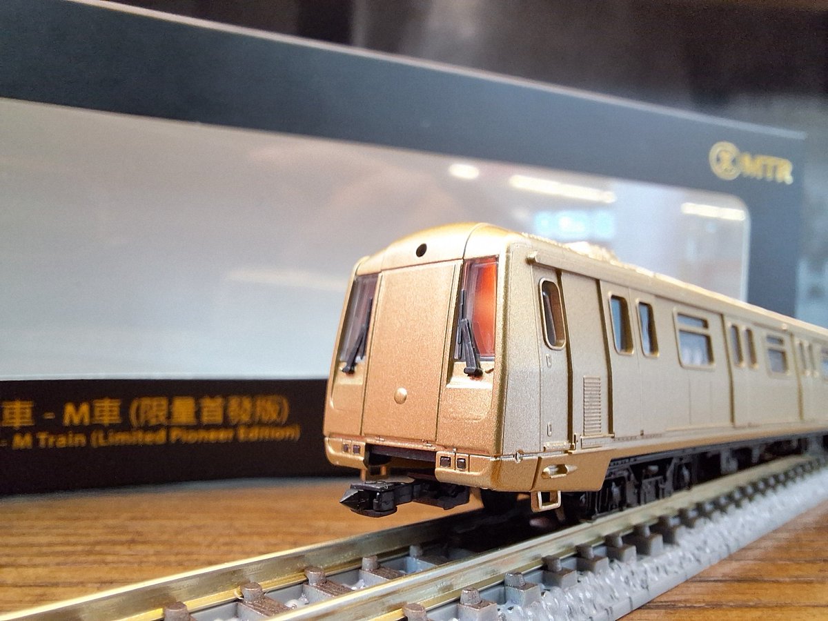 AozoraTF's tweet photo. 20年ぶりの香港Nゲージ列車が登場！

このNゲージ MTR M-Train はTinyとBachmann 製で、スケールは1:160。ゴールドの「限定パイオニア版」はオンラインで2分以内に完売し、実店舗でも20個未満の販売でした。今日購入できて本当にラッキーでした！

通常版は現在予約受付中で、7月入荷予定。 https://t.co/mqzFvn5Rte
