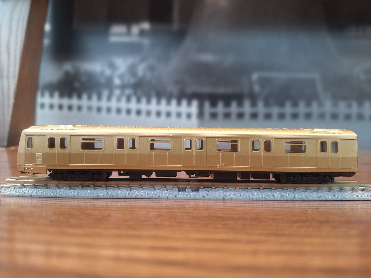 AozoraTF's tweet photo. 20年ぶりの香港Nゲージ列車が登場！

このNゲージ MTR M-Train はTinyとBachmann 製で、スケールは1:160。ゴールドの「限定パイオニア版」はオンラインで2分以内に完売し、実店舗でも20個未満の販売でした。今日購入できて本当にラッキーでした！

通常版は現在予約受付中で、7月入荷予定。 https://t.co/mqzFvn5Rte
