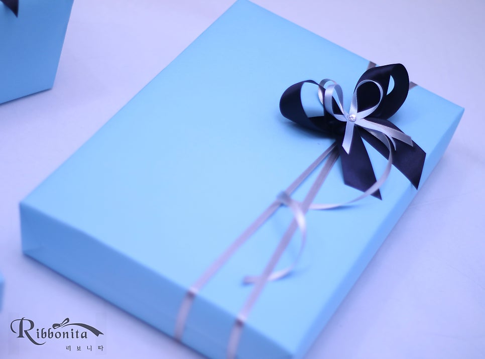 #유나이트 의 #시온 군의 생일을 맞아 팬분께서 축하 선물을 마련해 리보니따를 찾아주셨어요. 선물포장 컨셉은 스카이블루 포장지에 연그레이, 네이비, 스카이블루 리본으로 장식을 해드렸어요. #커스텀인이어 는 특별히 #플라워박스 를 제작해 드렸구요. m.blog.naver.com/chmik10/224173…
