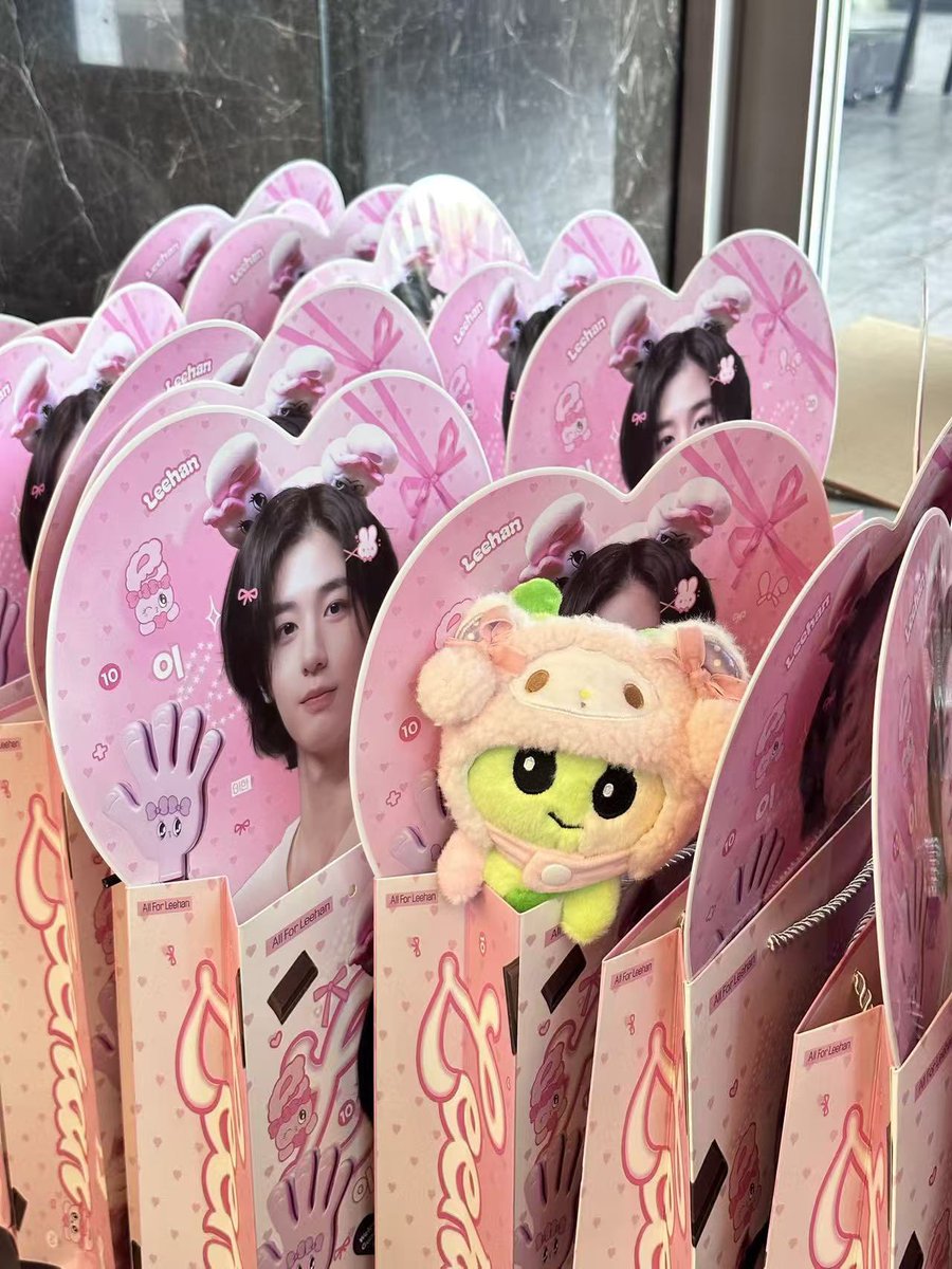 #LEEHAN #이한 

사인회 호텔의 스타벅스에서 무료 응원 물품을 배포합니다. 수량이 제한되어 있으며, 베이징 시간 오후 4시까지 진행됩니다.