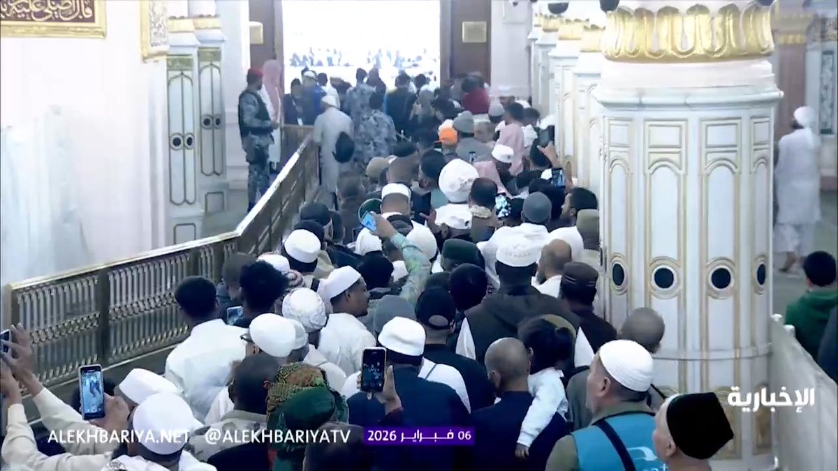 المسجد النبوي.. إشراقة سكينة لا تنطفئ. ازدحام للزائرين في الروضة الشريفة وهم يوثقون لحظاتهم قدموا من كل حدب وصوب 