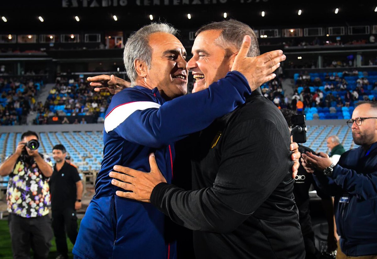 Martín Lasarte vs Diego Aguirre en el Fútbol Uruguayo:

🏆 Uruguayos:
M.L.: 🏆🏆🏆🏆
D.A.: 🏆🏆🏆

🔢 Números clásicos:

M.L.: 16PJ - 7G - 7E - 2P | +5
D.A.: 28PJ - 6G - 11E - 11P | -5 

🇫🇷 Entre sí:

Martín Lasarte domina con 5PJ - 3PG - 2PE (Un empate es una final oficial)