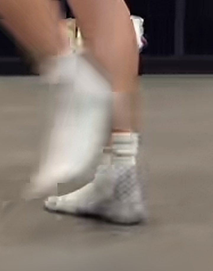 Aniviscaylizzy's tweet photo. Se juntó anivisca la virola y la cara de pug, anivisca no entiende que le rugen las patas y contamina el vestidor @anikaarodriguez @TigresFemenil https://t.co/rBkco1Hbx1
