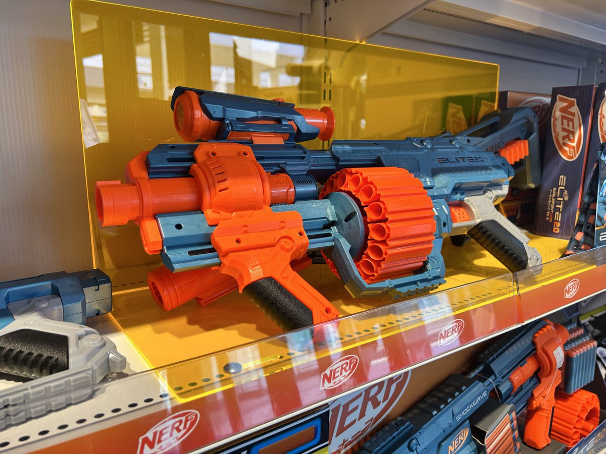 Hasbro_Store_JP's tweet image. 【#三井アウトレットパーク入間 店】

懐かしい #NERF のサンプルがいっぱい‼️
当店には、#ナーフ　のサンプルが売り場にたくさん並んでいます🔫💨

どれにするか迷う時は、実際に手に取って決めるのもいいですね🎵

数には限りがございます❗️ご来店はお早めに🙋🏻‍♀️

#Hasbro 
#ハズブロストア